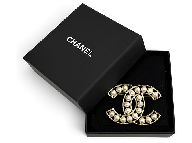 Chanel B25V Coco Mark Brosche mit Kunstperlen Weiß Golden - Ansicht 2