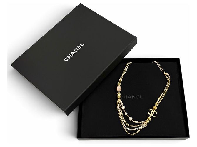 Collana a catena Chanel C24P Coco Mark in perle ecologiche e logo crush Rosa Bianco D'oro - vista 2