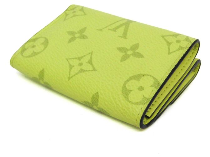 Cartera compacta Louis Vuitton Taigarama Discovery Amarillo - vista 2
