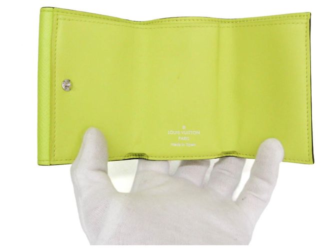 Cartera compacta Louis Vuitton Taigarama Discovery Amarillo - vista 3