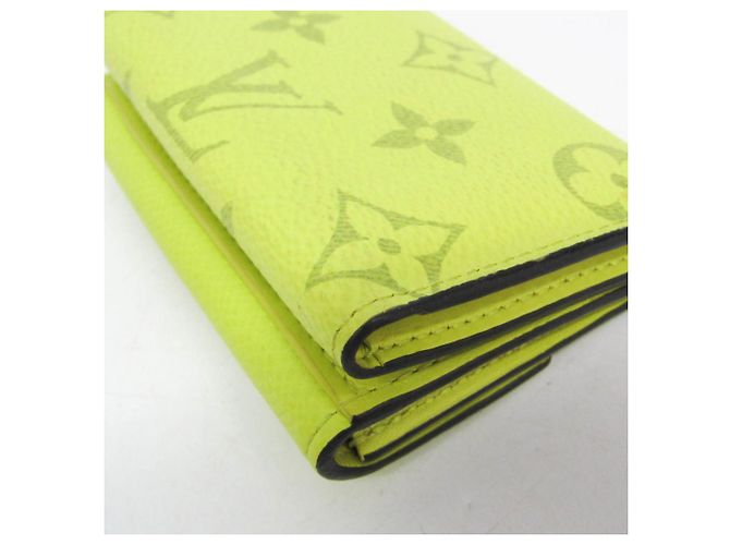 Cartera compacta Louis Vuitton Taigarama Discovery Amarillo - vista 7