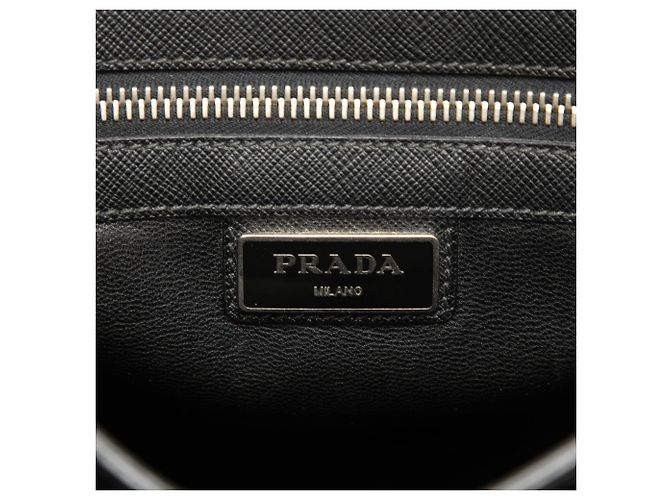 Bolsa Messenger Prada em couro Saffiano preto com fivela - vista 5