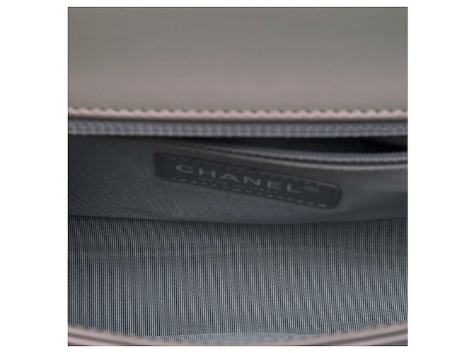 Chanel Gray Old Medium Iridescent Patent Boy Reverso Flap Marrone - vista 4