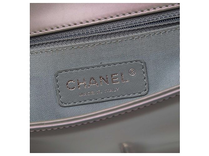Chanel Gray Old Medium Iridescent Patent Boy Reverso Flap Marrone - vista 5