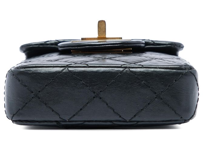 Chanel Reissue 2.55 Handyhalter aus schwarzem gestepptem Kalbsleder mit Kette - Ansicht 3