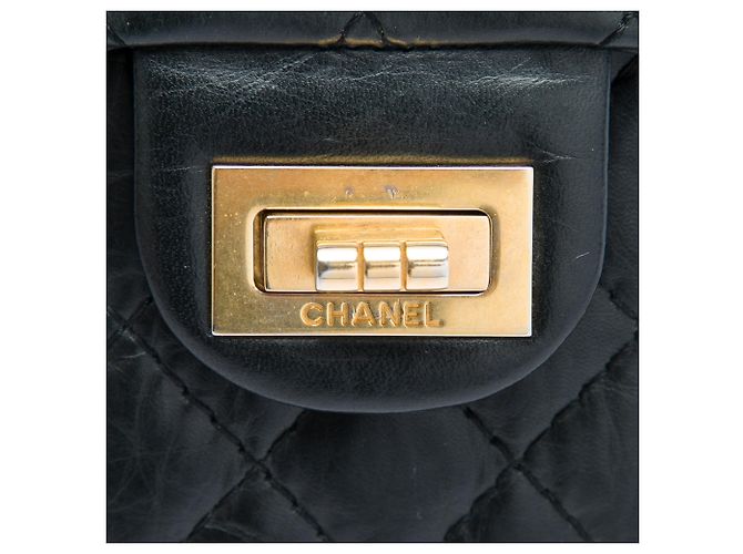 Chanel Reissue 2.55 Handyhalter aus schwarzem gestepptem Kalbsleder mit Kette - Ansicht 5