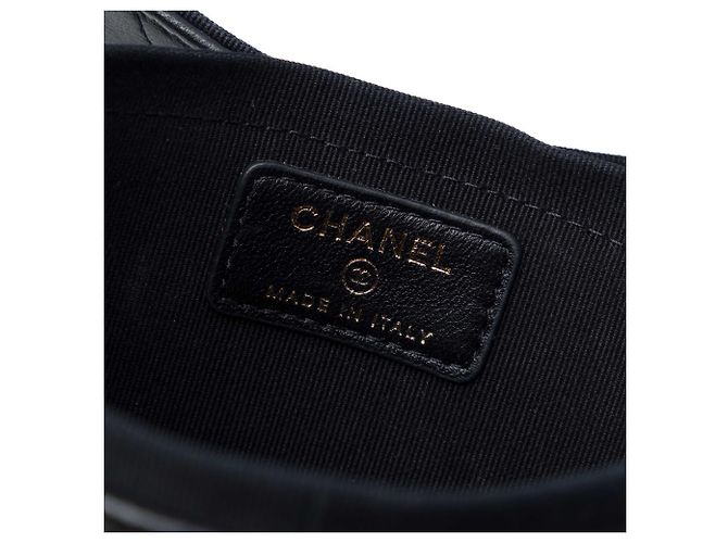 Clutch Vanity redonda Chanel em pele de cordeiro acolchoada preta com corrente CC Preto - vista 5