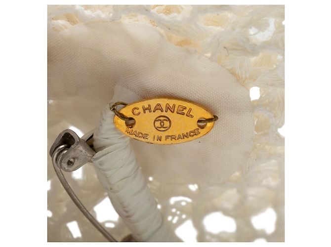 Spilla Camelia in mesh bianca Chanel Bianco Crudo - vista 3