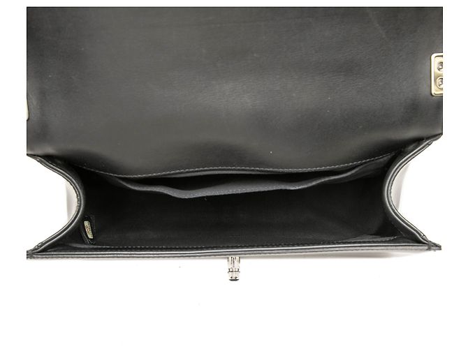 Chanel Black Old Medium Quilted Patent Acrylic Boy Flap Nero - vista 4