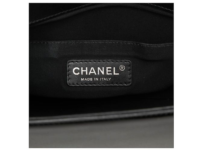 Chanel Black Old Medium Quilted Patent Acrylic Boy Flap Nero - vista 5