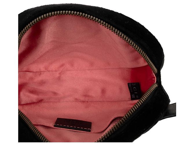 Gucci GG Marmont Gürteltasche aus gestepptem schwarzem Samt - Ansicht 4