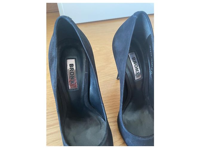 Autre Marque Décolleté Bronx in camoscio nero punta affusolata - vista 2
