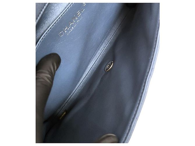 Chanel Borsa a tracolla con catena e patta in pelle caviar blu - vista 11