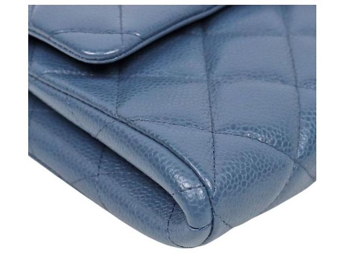 Chanel Borsa a tracolla con catena e patta in pelle caviar blu - vista 5