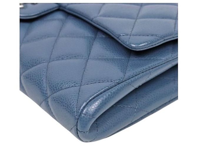 Chanel Borsa a tracolla con catena e patta in pelle caviar blu - vista 6