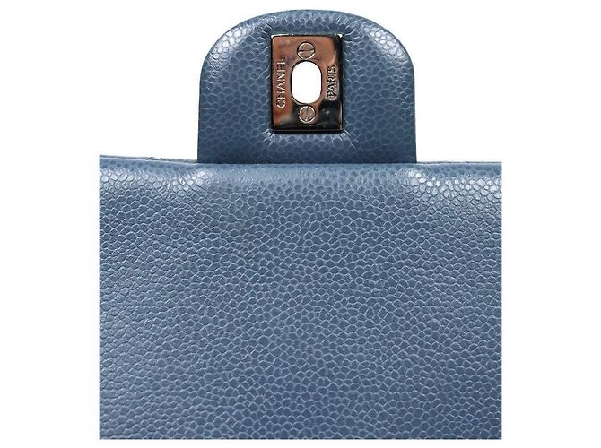 Chanel Borsa a tracolla con catena e patta in pelle caviar blu - vista 9