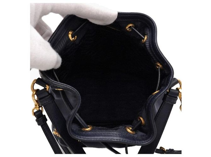 Tote Prada Borsa a secchiello e borsa a tracolla Bella in tessuto blu navy con metallo dorato - vista 5