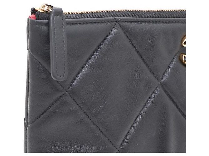 Clutch Chanel 19 Medium in pelle nera Nero - vista 4