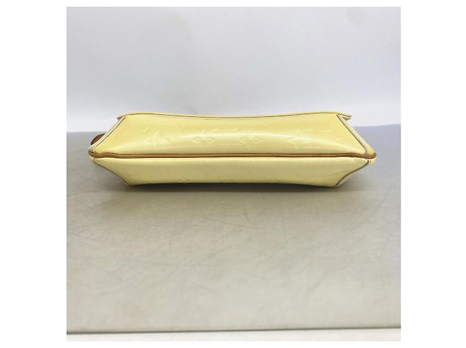 Borsa a tracolla Louis Vuitton Vernis Thompson Street Bianco - vista 3