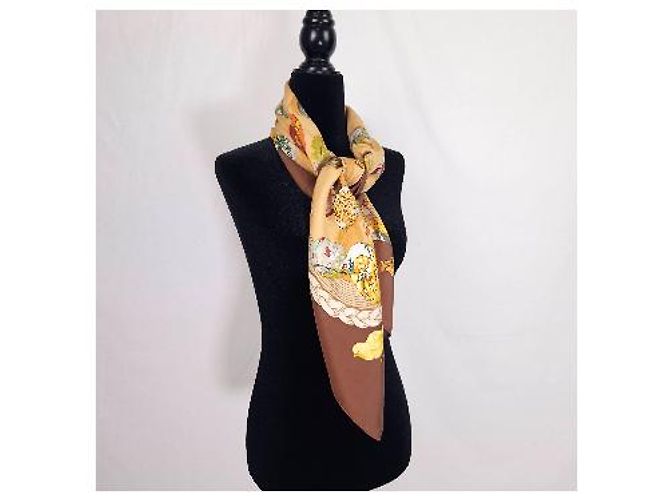 Hermès Lenço de seda Couvée d'Hermès 89cm 1994 Marrom Multicor - vista 2
