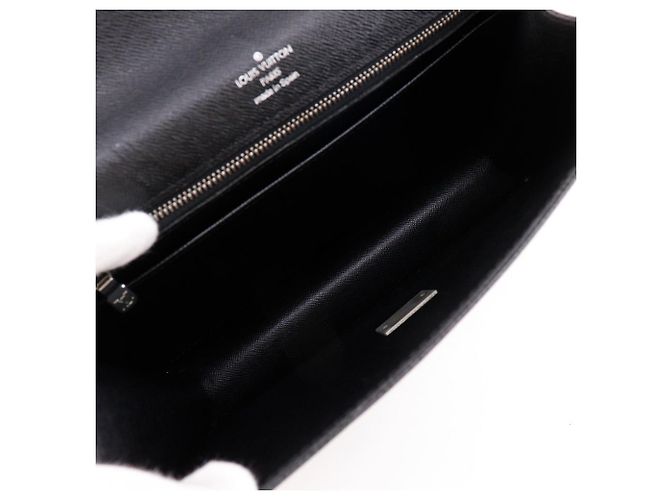 Louis Vuitton Selenga Pochette Pelle Taiga Nero - vista 4