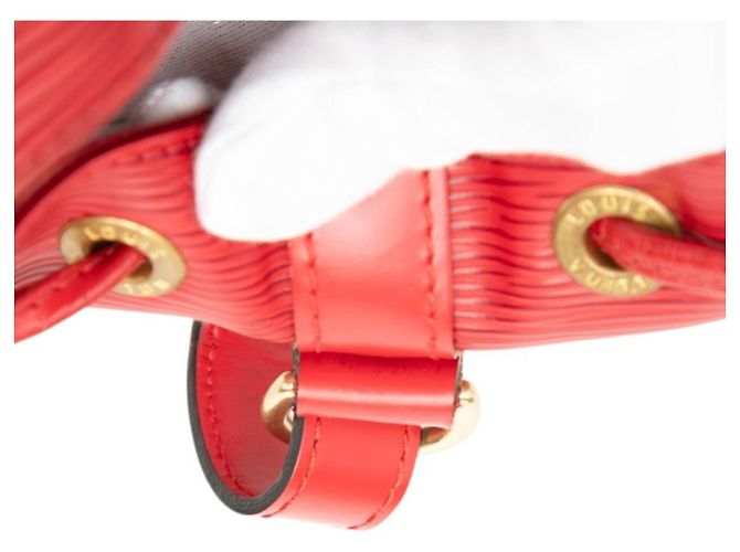 Noe Borsa a tracolla Louis Vuitton Epi Petit Noé Rosso - vista 6