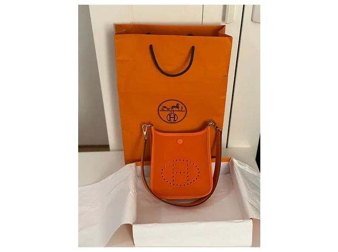 Borsa a tracolla Hermès Evelyne in pelle arancione - vista 3