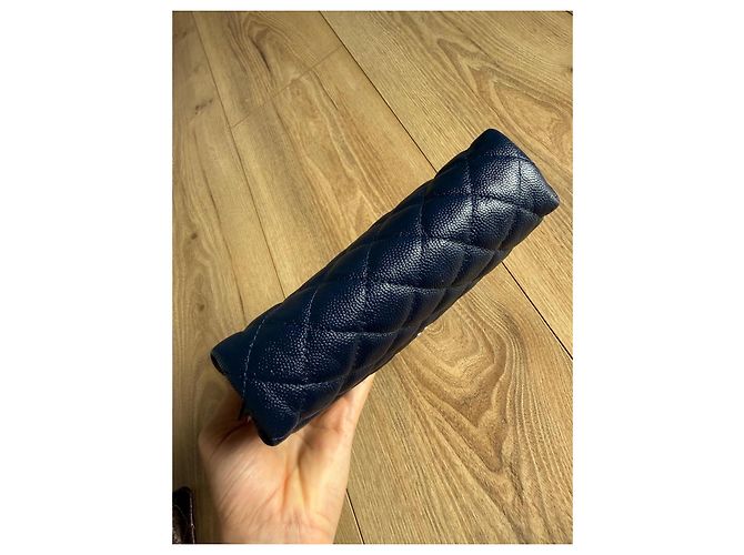 Chanel Gesteppte Clutch aus Marineblauem Leder - Ansicht 10