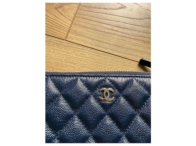 Chanel Gesteppte Clutch aus Marineblauem Leder - Ansicht 2