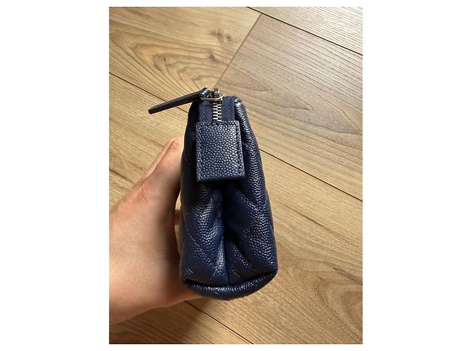 Chanel Gesteppte Clutch aus Marineblauem Leder - Ansicht 3