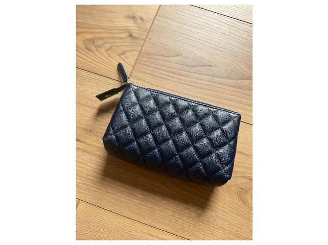Chanel Gesteppte Clutch aus Marineblauem Leder - Ansicht 4