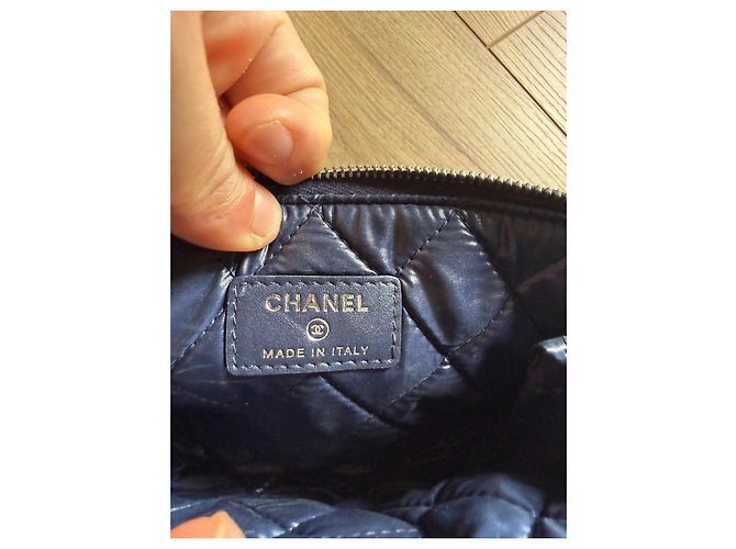 Chanel Gesteppte Clutch aus Marineblauem Leder - Ansicht 5