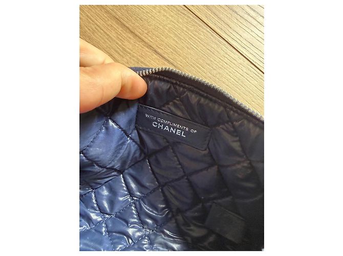 Chanel Gesteppte Clutch aus Marineblauem Leder - Ansicht 6
