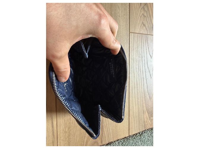 Chanel Gesteppte Clutch aus Marineblauem Leder - Ansicht 7