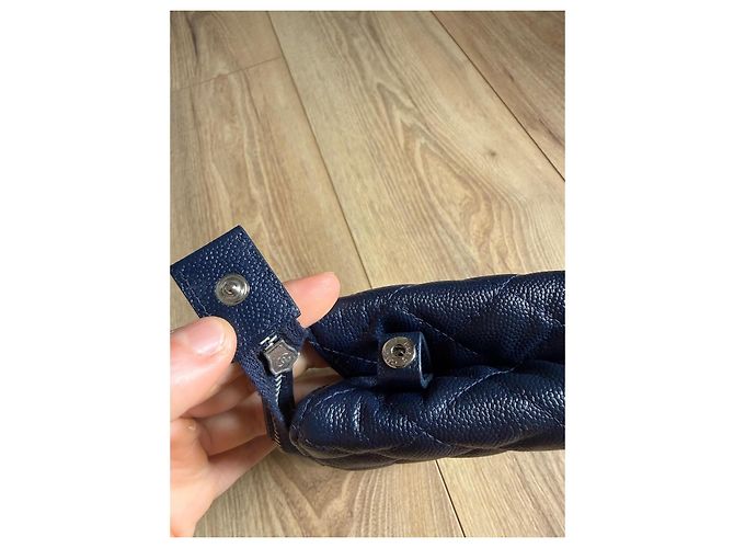 Chanel Gesteppte Clutch aus Marineblauem Leder - Ansicht 9