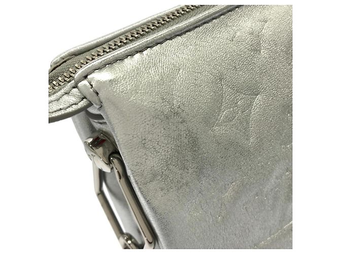 Borsa a tracolla Louis Vuitton Coussin PM M57913 Argento - vista 4