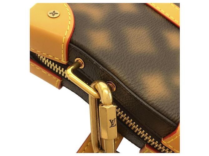 Louis Vuitton This Is Not Monogram Soft Trunk Shoulder Bag Marrone - vista 6