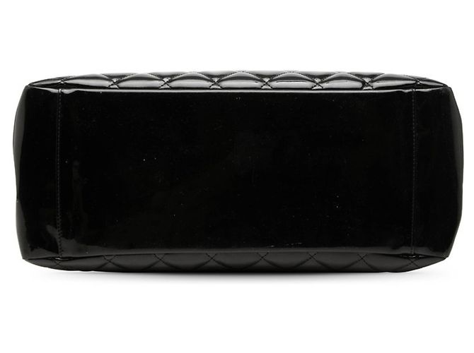 Sac à main cabas Chanel Matelassé en cuir verni noir - vue 3