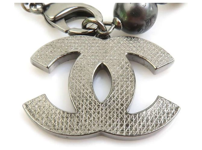 Bracciale con charm Chanel in nero e gunmetal Metallico - vista 2
