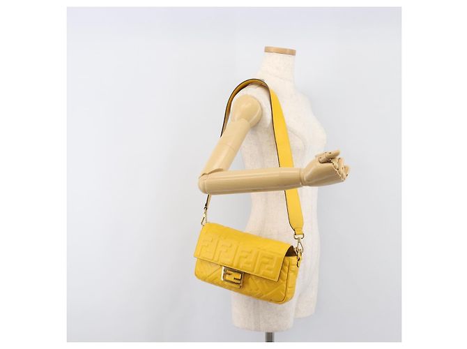 Borsa a spalla FENDI Zucca Mamma Baguette in pelle Gialla 8BR600 Auth yk20853SAM Giallo - vista 28