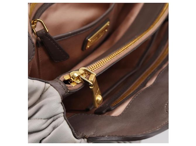 Borsa a mano Miu Miu Matelassé in pelle 2way Grigio Tono Oro Auth 199342A Marrone - vista 25