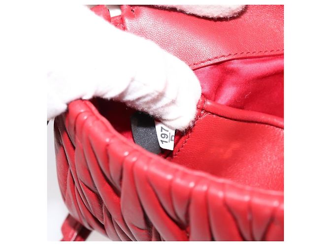 Borsa a tracolla Miu Miu Matelassé in pelle rossa e oro Auth 201956 Rosso D'oro - vista 12