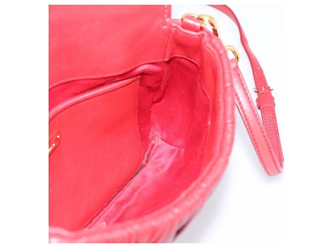 Borsa a tracolla Miu Miu Matelassé in pelle rossa e oro Auth 201956 Rosso D'oro - vista 20