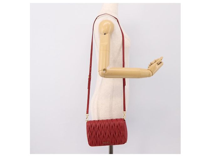Borsa a tracolla Miu Miu Matelassé in pelle rossa e oro Auth 201956 Rosso D'oro - vista 22