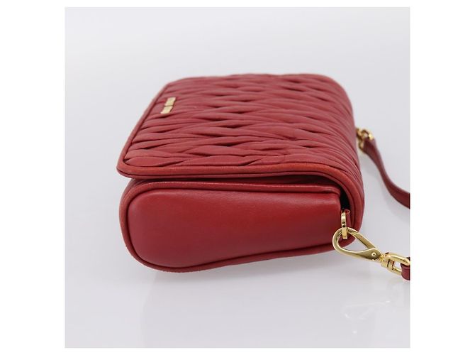 Borsa a tracolla Miu Miu Matelassé in pelle rossa e oro Auth 201956 Rosso D'oro - vista 4
