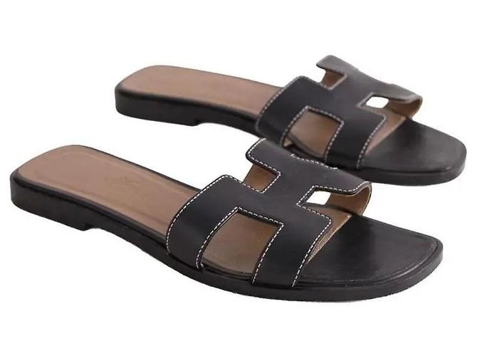 Sandali Oran Hermès in pelle nera Nero - vista 3