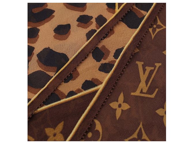 Sciarpa in crepe di seta Louis Vuitton Monogram con stampa leopardata marrone - vista 11