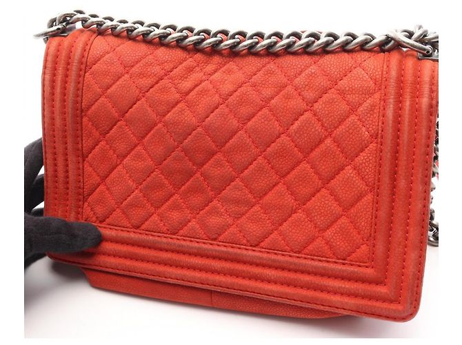 Borsa a tracolla Chanel Boy in pelle di vitello grana rossa Rosso - vista 11
