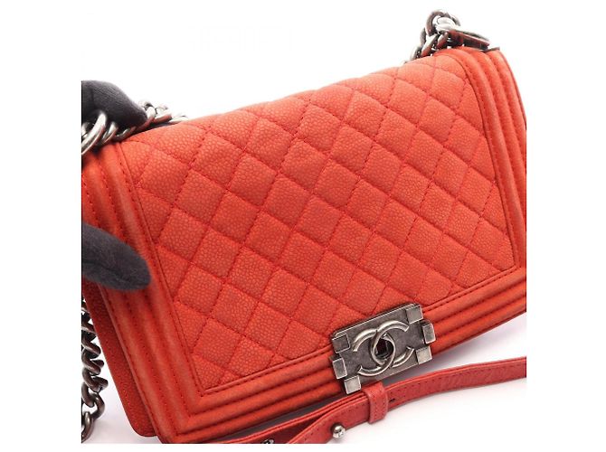 Borsa a tracolla Chanel Boy in pelle di vitello grana rossa Rosso - vista 12