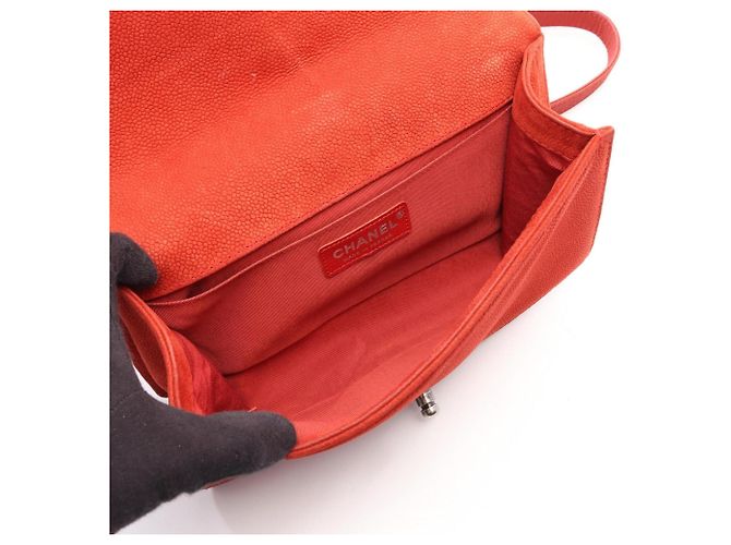 Borsa a tracolla Chanel Boy in pelle di vitello grana rossa Rosso - vista 3